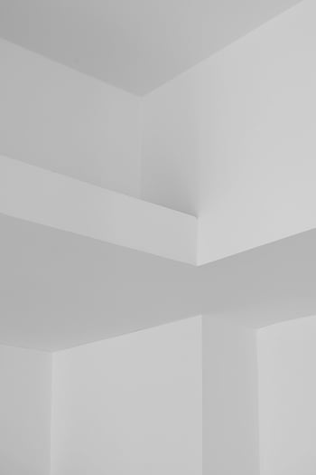 biały sufit, pusty pokój, Minimalistyczny pokój, sufit geometryczny, nowoczesny design, białe ściany, projektowanie wnętrz, fotografia architektoniczna, czyste linie, prosta konstrukcja, Biała przestrzeń