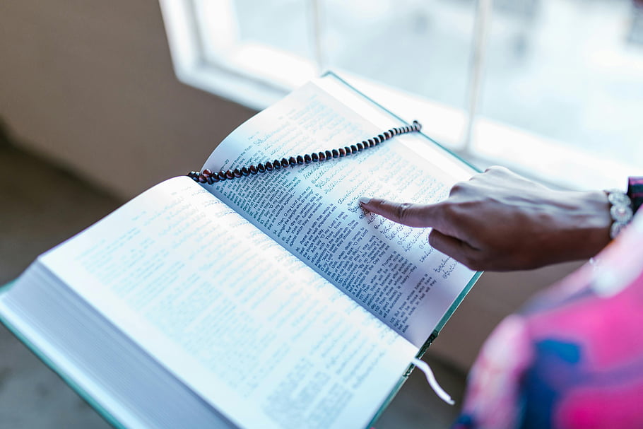 wanita, quran, tasbih, menunjuk, Buka buku, dalam ruangan, teks agama, bacaan, iman, kerohanian, bagian
