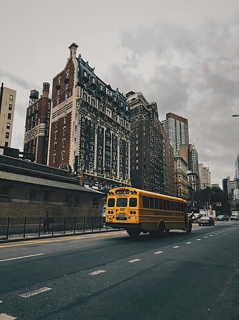 žlutý školní autobus, Urban City Scéna, vysoké budovy, šedá obloha, městské ulice, navigace, městské krajiny, panoráma města, žlutý autobus, městský provoz, městské prostředí