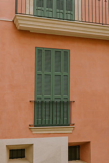 okno s okenicemi, zelené žaluzie, broskvová zeď, Fasáda městské budovy, uzavřené žaluzie, elegantní fasáda, exteriér budovy, okenice, architektonický detail, balkonové zábradlí, design oken