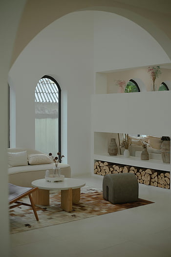 hvit sofa, buen vinduer, moderne minimalistisk, Koselig teppe, moderne møbler, nøytrale toner, stue, elegant design, innredning, hjem interiør, minimalistisk stil