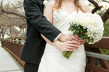 nevěsta a ženich, přijetí venku, Holding Bouquet, romantika, milovat, Svatební pár, venkovní svatba, romantický pár, svatební kytice, svatební den, pár v lásce