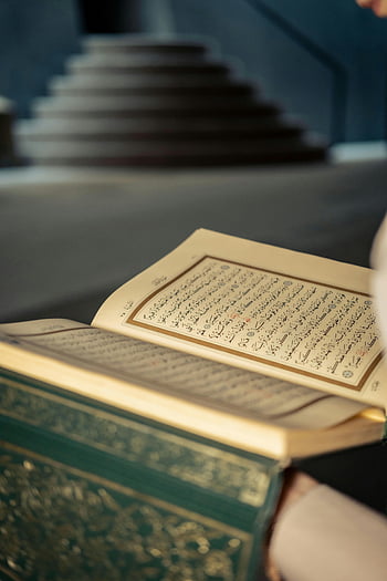 Korán, Arab szöveg, vallási irodalom, mecset beállítás, nyitott könyv, közeli nézet, Iszlám szentírás, Szent könyv, vallási szöveg, Arab kalligráfia