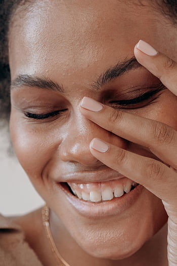donna nera sorridente, ritratto di Close-up, emozione genuina, Sorriso caldo, ridere gioiosamente, donna nera che ride, colpo del primo piano, donna che sorride, risata genuina, ritratto caldo, primo piano di una donna nera