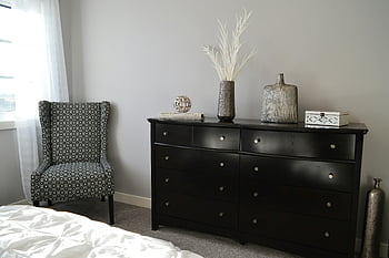 szare i czarne krzesło, Czarna drewniana komoda Lowboy, nowoczesna sypialnia, czarne meble, Elegancki wystrój, Elegancki design, Stylowa sypialnia, współczesny wystrój, Mebel sypialniany, wystrój domu, projektowanie wnętrz