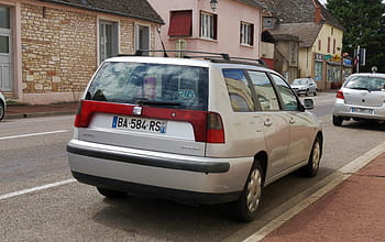 シート、 バリオ、 2001年、 車、 銀、 駐車中、 通り、 シャロンシュールソーヌ、 1.4エンジン、 75 HP、 背面図