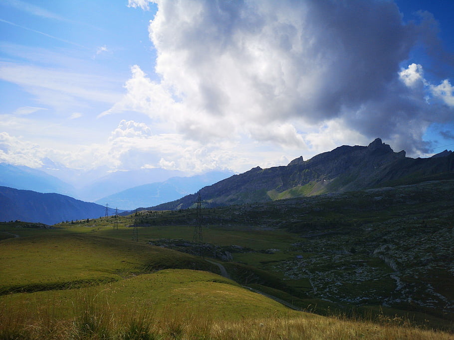 Col du Sanatsch, Ελβετία, βουνά, σύννεφα, τοπίο, πράσινες πεδιάδες, ηλεκτρικά καλώδια, κοιλάδα, γαλάζιος ουρανός, φυσικό τοπίο, Άλπεις