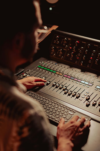 ingeniero de sonido, mezclador de audio, consola de mezclado, estudio de grabación, producción de audio, Producción musical, mezcla de sonido, equipo de sonido, estudio de musica, caja de resonancia, ingeniero de audio