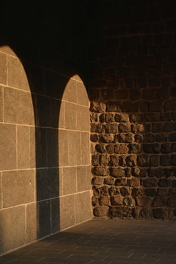 stínové oblouky, betonové zdi, teplé tónované stíny, Starověká cihlová zeď, Historické kouzlo, Architektonické stíny, textura zdiva, Stíny slunečního světla, architektura interiéru, kamenná zeď, obloukový stín