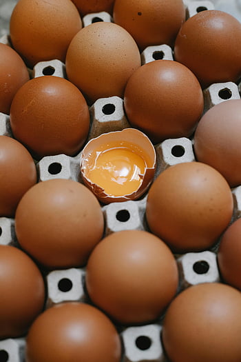 uova, Container di cartone, uova marroni fresche, uovo rotto, tuorlo luminoso, avvicinamento, righe, Cartone di uova, tuorlo d'uovo, fotografia di cibo, guscio d'uovo