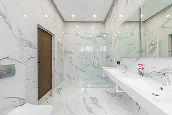 marmorvegger, baderom, elegant hvit marmor, Moderne inventar, minimalistisk design, glassdusj, Hvit marmorgulv, moderne bad, luksuriøst bad, ren design, Hvite marmorvegger