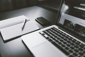 Fotografie šedé měřítko, macbook, iphone, notebook, pero, stůl, pracovního prostoru, moderní technologie, Černý a bílý, elegantní, laptop