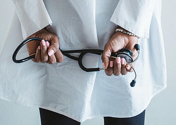 Lékař, stetoskop, klinické prostředí, Černý a stříbrný prsten, zdravotnický pracovník, lékařské vybavení, Nastavení zdravotní péče, lékařský oděv, stetoskop v ruce, lékařské pole, Profesionální oděv