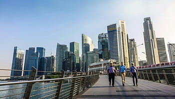 επαγγελματίες των πόλεων, πεζογέφυρα, singapore ορίζοντα, ουρανοξύστες, ημέρα, αστικό τοπίο, επιχειρηματίες, σύγχρονη πόλη, αστική σκηνή, επαγγελματίες, ζωή στην πόλη