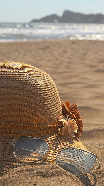 cappello di paglia marrone, occhiali da sole, sabbia marrone, sfondo oceano, estate serena, fuga in spiaggia, Accessori per la spiaggia, vacanze estive, scena della spiaggia, cappello da spiaggia, occhiali da sole da spiaggia