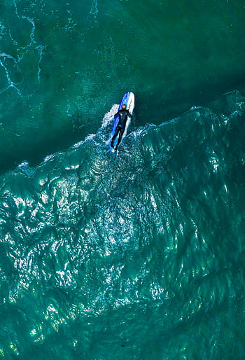 Letecké surfování, surfař na vlně, Vibrující modrý oceán, Dynamický letecký výstřel, vlny oceánu, surf, Akce surfování, pohled shora dolů, Ocean Sports, surfování fotografie, letecký pohled