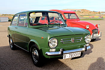 voiture classique, Siège 850, automobile vintage, véhicule vert, design rétro, voiture des années 1970, voiture européenne, vue de face, voitures garées, voiture rouge, plaque d'immatriculation