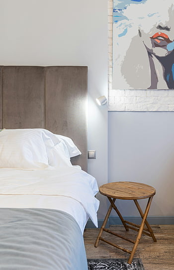 moderní ložnice, lesklá lampa, Současná ložnice, Stylový obraz, Útulné nastavení postele, Dřevěný boční stůl, bílé ložní prádlo, Šedá čelo, nástěnné umění, dřevěná podlaha, útulný interiér