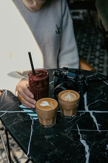 กาแฟ, เครื่องดื่มเย็น ๆ, ฟางข้าว, คาเฟ่สไตล์, อิสตันบูล, ปั่น, โต๊ะหินอ่อนสีดำ, กล้อง, ศิลปะลาเต้, เครื่องดื่ม, โต๊ะร้านกาแฟ
