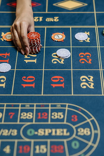 kasino, ruleta, sázení čipy, detail, ruční umisťování žetonů, kasinové hry, hazardních her, ruletový stůl, Kasinové žetony, herní žetony, sázení v kasinu