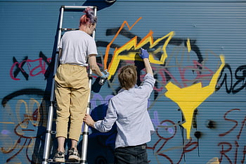 artisti de strada, Graffiti vibranți, creativitate urbană, pictură perete, doi artiști, Mural colorat, arta stradală, Expresie creativă, Artă de colaborare, arta urbană, scena picturii