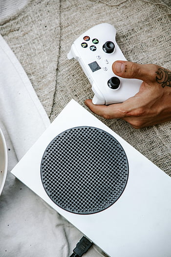 Spielkonsole, Regler, weißer Controller, Händchen halten, Nahaufnahmefoto, Spielen, Konsole im Blick, Videospiel, Gaming-Controller, Spielekonsole, Weiße Spielekonsole