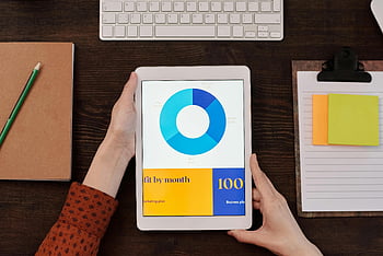 digitální tablet, výsečový graf, Nastavení kanceláře, Ruce držící tablet, klávesnice, poznámkový blok, lavice, podnikatelský plán, Vizualizace dat, kancelářský prostor, Nástroje produktivity