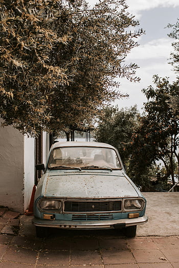 altes Auto, draußen geparkt, Haus, Klassisches Vintage -Auto, Bäume, ruhige Straße in Antalya, Nostalgie, Oldtimer, Parkplätze im Freien, rustikales Auto, Nostalgische Szene