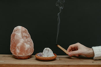 Růžová himálajská slaná lampa, léčivé krystaly, Kouření Palo Santo, relaxace, klidné nastavení, himalájská sůl, palo santo, krystaly, Relaxační nastavení, přírodní léčení, aromaterapie