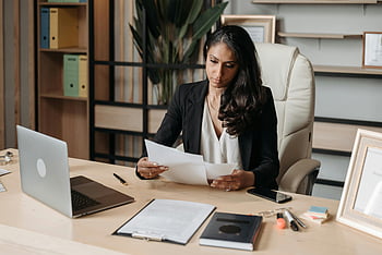donna che lavora, scrivania da ufficio, donna d'affari, lavoro d'ufficio, Revisione dei documenti, ambiente di ufficio, impostazione professionale, lavoro concentrato, forniture per ufficio, Revisione del documento, produttività sul posto di lavoro