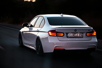 bílé auto, černá asfaltová cesta, Elegantní sedan, Moderní luxus, Rychlost, soumrak, Dálnice, bmw, zpětný pohled, koncová světla, poznávací značka