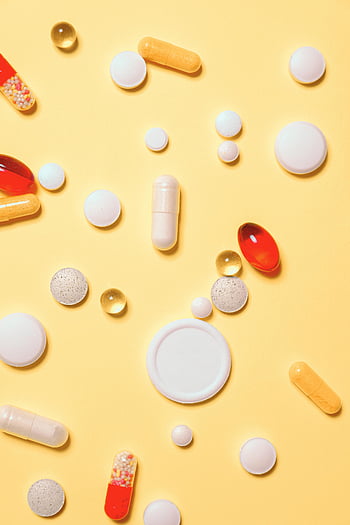 薬の丸薬、 赤い丸薬、 白い錠剤、 カラフルな薬、 カプセル、 鮮やかな黄色の背景、 各種の丸薬、 医療薬、 医薬品、 健康サプリメント、 ピルの種類