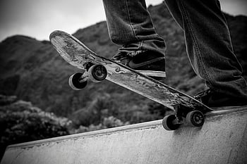 patinaje, fotografía en escala de grises, en blanco y negro, acción de skateboard, rampa, de cerca, emoción, al aire libre, secuencia de imágenes de algo ó alguien en movimiento, monocromo