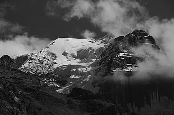 foto in scala di grigi, montagna coperta di neve, Alpi svizzere, bianco e nero, Peste innevate, nebbia, nuvole, paesaggio di montagna, scenario alpino, scena invernale, alta altitudine