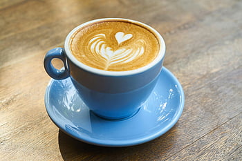 latte art, Latte ve tvaru srdce, modrý pohár, dřevěný stůl, kávový šálek, podšálek, latte design, káva umění, šálek kávy, Káva na talíři, latte srdce