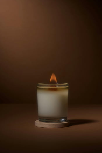 hořící svíčka, držák skla, Klidní záře, teplé pozadí, Minimalistická fotografie, aroma svíčka, hnědý stůl, jediná svíčka, světlo svíčky, ztlumené pozadí, svícen