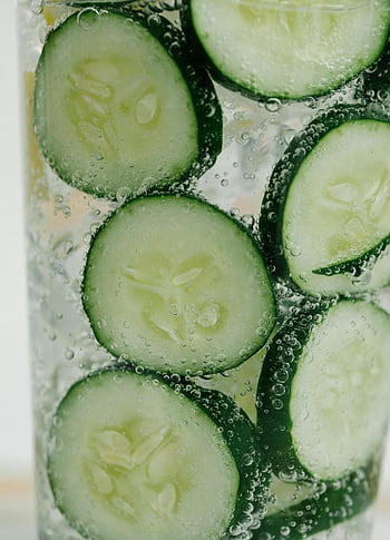 cucumber slices, bubbly drink, hydration, close-up photo, refreshing drink, sliced cucumbers, cucumber infused water, cucumber drink, hydration beverage, cucumber slices in water, cucumber water