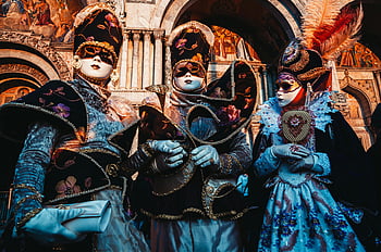 Venetiansk karneval, venetianska kostymer, venetianska masker, karneval venice, eleganta kostymer, traditionell firande, Venedig, Italien, Venetianska traditioner, kulturellt event, utsmyckade masker, festlig samling