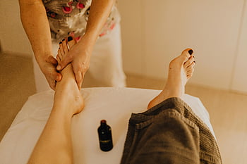 lábmasszázs, pihenés, wellness, megnyugtató, masszázsbeszélgetés, illóolaj, gyógykezelés, terápiás masszázs, önellátó, masszázsterapeuta, masszázságy