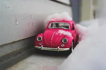 červený volkswagen brouk, Model kovového modelu s lisovanou, bílé zdi, Závalná růžová hračka, sníh, zimní chlazení, autíčko, Miniaturní vozidlo, venkovní scénu, detailní záběr, Slavnostní atmosféra