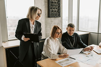 pracovní schůzka, konferenční stůl, moderní kancelář, obchodní profesionály, diskuse o dokumentech, Skupinová diskuse, Kancelářské prostředí, profesionální setkání, obchodníci, Nastavení kanceláře, Spolupráce na pracovišti