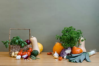 verdure fresche, tavolo di legno, cesto intrecciato, schiacciare, pomodori, verdura, verdure assortite, cibo salutare, prodotti naturali, fattoria fresca, ambiente rustico