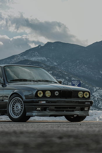 bmw e30, zaparkováno, chodník, horské pozadí, zatažená obloha, klasické auto, Vintage BMW, venkovní nastavení, automobilové fotografie, pohled, vyhrazené parkování