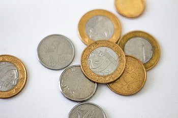Brazilské mince, stříbrné mince, zlaté mince, kulaté mince, bílý povrch, Podrobný detail, různá označení, Čistý bílý povrch, kolekce mincí, měna, peníze