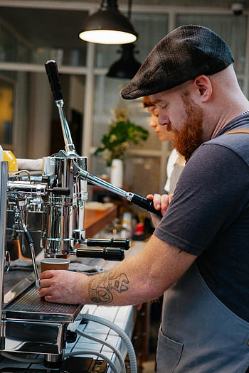 barista, vousatý barman, kávovar, trendy kavárna, Crafting Coffee, soustředit se, Barista Hat, tetování paže, Příprava kávy, Nastavení kavárny