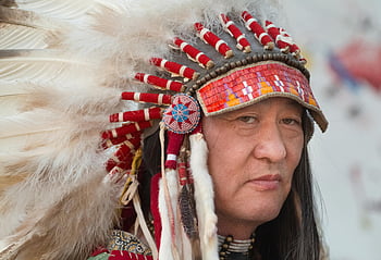 indianer, fjer hovedbeklædning, traditionel hovedbeklædning, nærbillede portræt, Indfødt amerikansk mand, traditionel fjerbeklædt hovedbeklædning, Kulturel påklædning, oprindelig kultur, Ceremoniel hovedbeklædning, indfødte amerikansk kultur, traditionel indianer