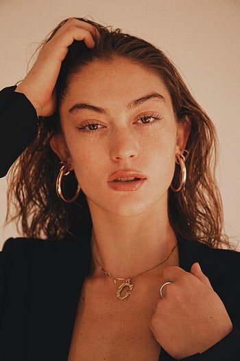 Mulher de camisa preta, cordão de prata, jóias elegantes, expressão suave, retrato da moda, temas de beleza, retrato gracioso, Mulher com jóias, Mulher de colar de prata, mulher elegante