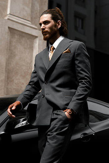 uomo elegante, completo da uomo, auto sportiva, sofisticato uomo d'affari, Sportscar di lusso, ambientazione della città, abbigliamento formale, stile urbano, Look professionale, moda moderna, scena di strada