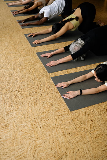 jóga, lidé dělají jógu, protahovací cvičení, podložky na jógu, Vnitřní studio, Skupinová jóga, zdatnost, wellness, cvičení, zdravý životní styl, třídy jógy