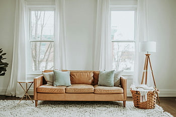 Koselig minimalistisk stue, hvit og brun sofa, hvitt vindusgardin, skinnsofa, Stilig dekor, koselig stue, minimalistisk innredning, hvite gardiner, stue dekor, lær møbler, koselig interiør